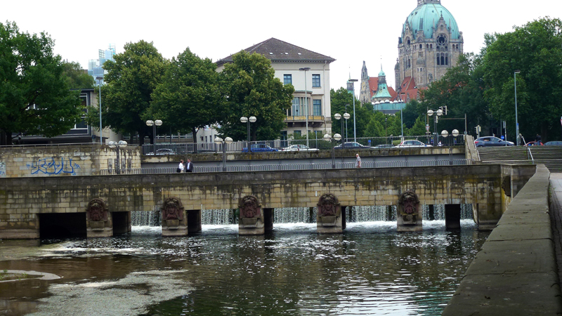 Leineufer mit Blick auf das Rathaus